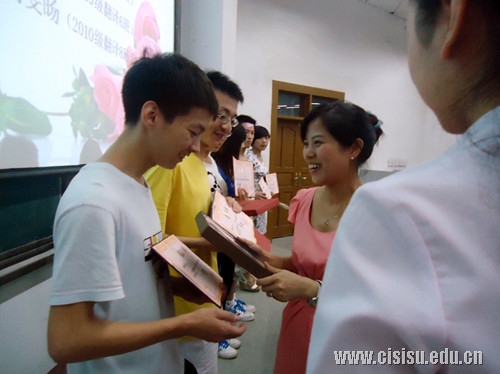 我系学生党支部书记为建党90周年党的知识竞赛获奖同学颁发奖品_副本.jpg